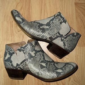 Womens Lucky Brand Brintley Ankle Bootie - Gray Snakeskin - size 10